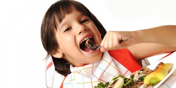 copilul mănâncă legume în timpul unei diete cu pancreatită