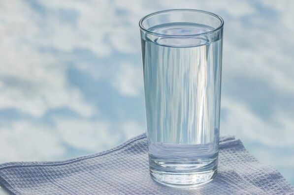 un pahar cu apă pentru o dietă leneșă